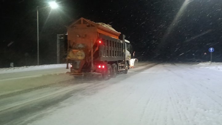 Drumarii, în acțiune. Polei şi zone înzăpezite, pe mai multe drumuri naţionale (FOTO)