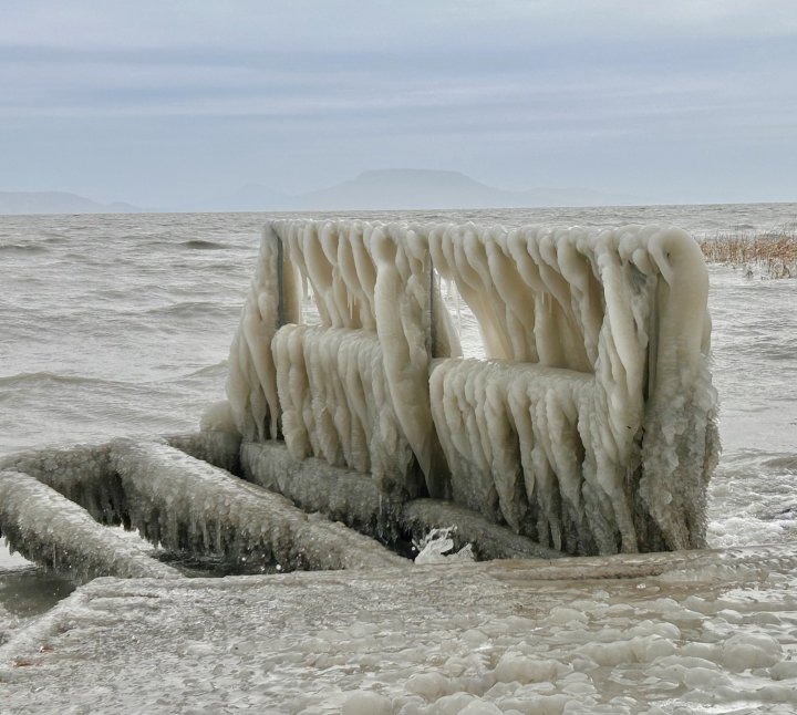 „Regatul gheții”. Imagini spectaculoase de pe lacul Balaton, după vremea foarte rece din Ungaria GALERIE FOTO