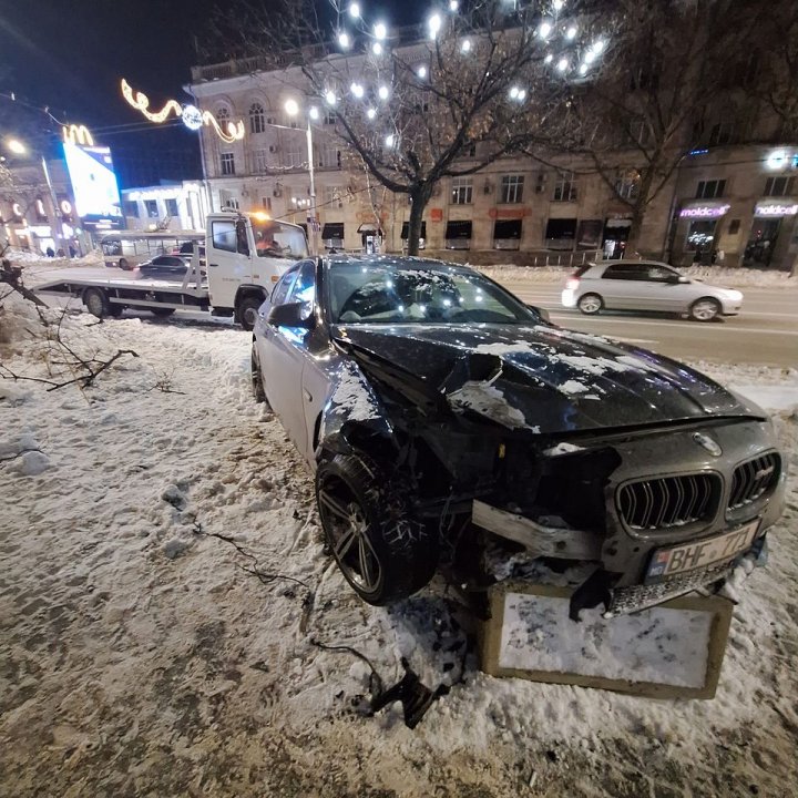 FOTO. A făcut prăpăd. DETALII de la poliție privind accidentul de lângă Primăria Chișinău. Cine era la volanul mașinii, care a doborât un copac