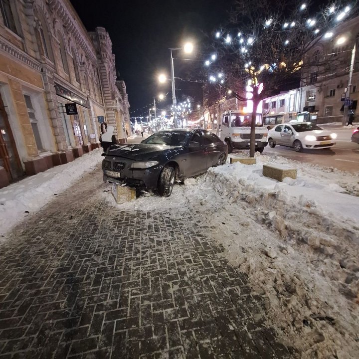 FOTO. A făcut prăpăd. DETALII de la poliție privind accidentul de lângă Primăria Chișinău. Cine era la volanul mașinii, care a doborât un copac