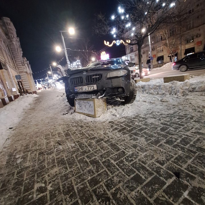 FOTO. A făcut prăpăd. DETALII de la poliție privind accidentul de lângă Primăria Chișinău. Cine era la volanul mașinii, care a doborât un copac