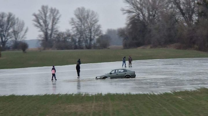 O șoferiță a vrut să facă drifturi pe un iaz înghețat, dar a rămas blocată, după ce gheața a cedat