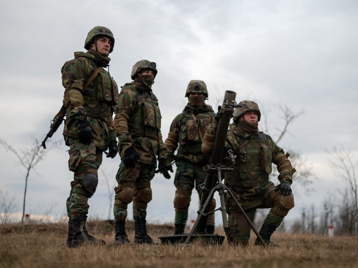 (FOTO) Trageri de luptă. Un grup de militari moldoveni, instruiţi în România