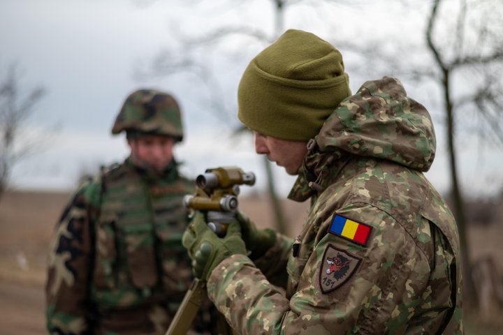 (FOTO) Trageri de luptă. Un grup de militari moldoveni, instruiţi în România