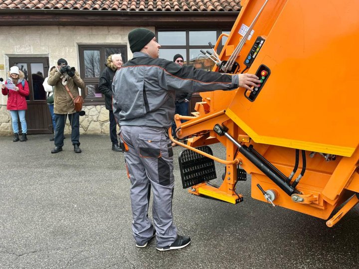 30 de autospeciale noi pentru evacuarea deșeurilor au ajuns la Chișinău. Câţi bani s-au cheltuit (FOTO)