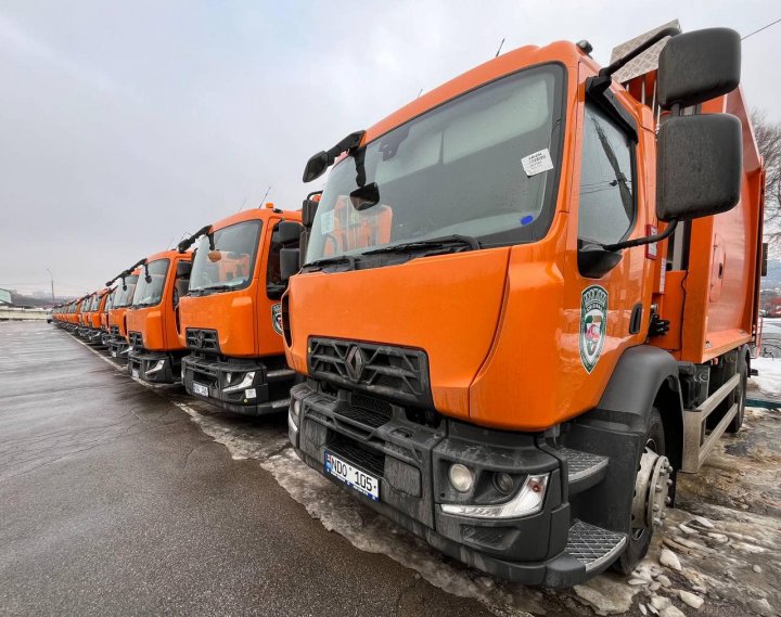 30 de autospeciale noi pentru evacuarea deșeurilor au ajuns la Chișinău. Câţi bani s-au cheltuit (FOTO)