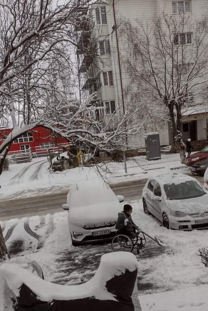 Imagini virale cu un bărbat fără picioare care curăță zăpada de pe mașinile vecinilor. „Ne lasă fără cuvinte”