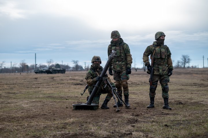 (FOTO) Trageri de luptă. Un grup de militari moldoveni, instruiţi în România