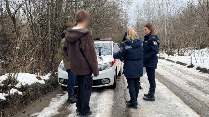 Dădeau dovadă de comportament suspect! Substanțe asemănătoare cu drogurile, găsite la doi tineri (FOTO)