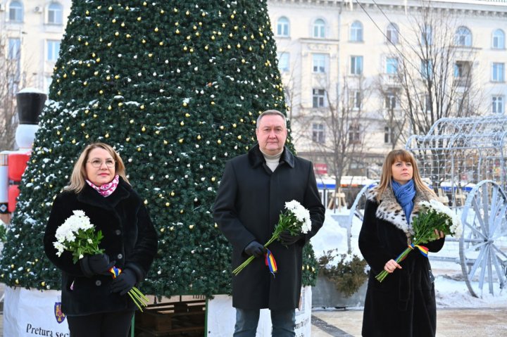 (FOTO) Omagiu Luceafărului poeziei româneşti. Conducerea Primăriei Municipiului Chișinău a depus flori la Monumentul lui Mihai Eminescu