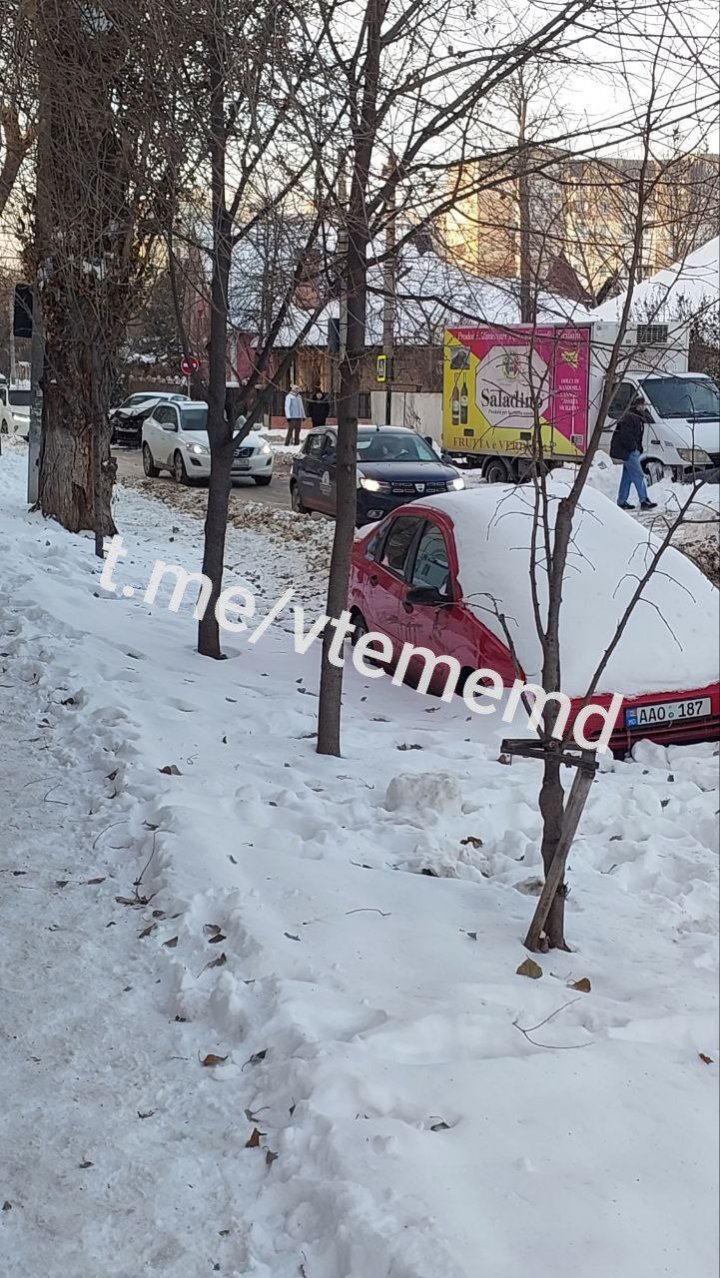 ACCIDENT în Capitală. O camionetă ce transporta marfă s-a lovit cu un automobil şi a distrus un gard FOTO