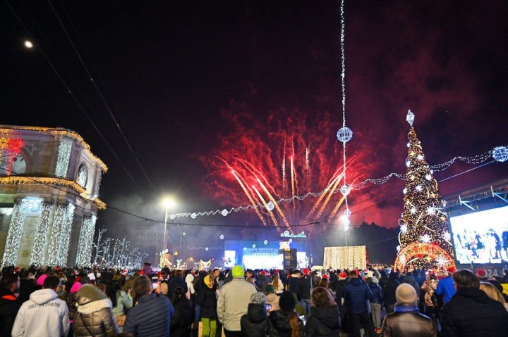 Concert spectaculos și focuri de artificii în inima Chișinăului. Sute de oameni au întâlnit noul an în Piața Mariii Adunări Naționale (VIDEO/FOTO)