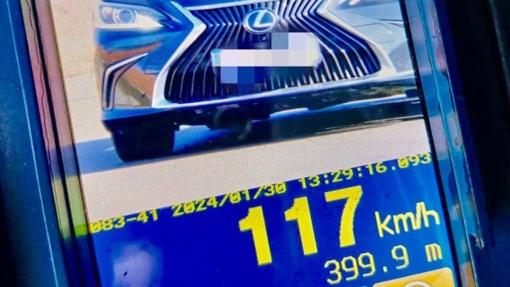 Se deplasa cu 117 km/h printr-o localitate. Un şofer din Capitală s-a ales cu o AMENDĂ