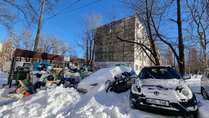 Șoferii sunt îndemnați să nu parcheze mașinile în fața platformelor de colectare a deșeurilor. Care este MOTIVUL (FOTO/VIDEO)