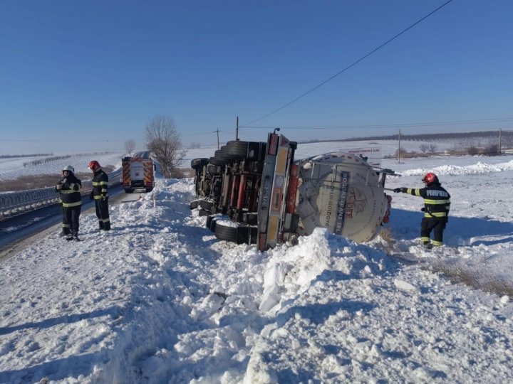 Un camion cu vin, înmatriculat în Moldova, s-a răsturnat în România. Care e starea şoferului (FOTO)