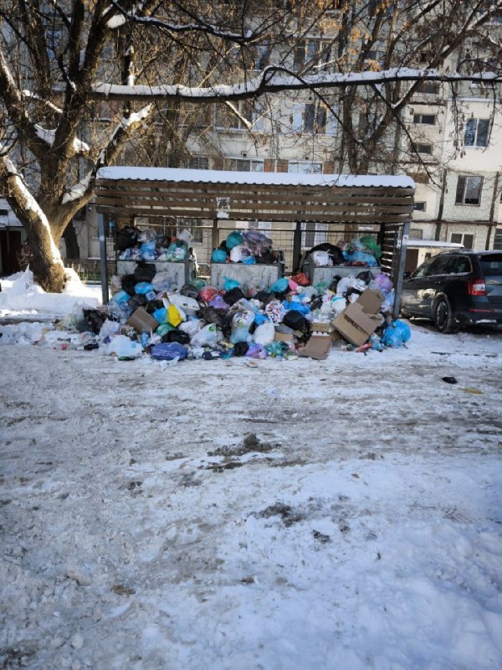 Mormane de gunoi, neevacuate din sectorul Râşcani al Capitalei. Reacţia şi precizările Primăriei Chişinău (FOTO/VIDEO)