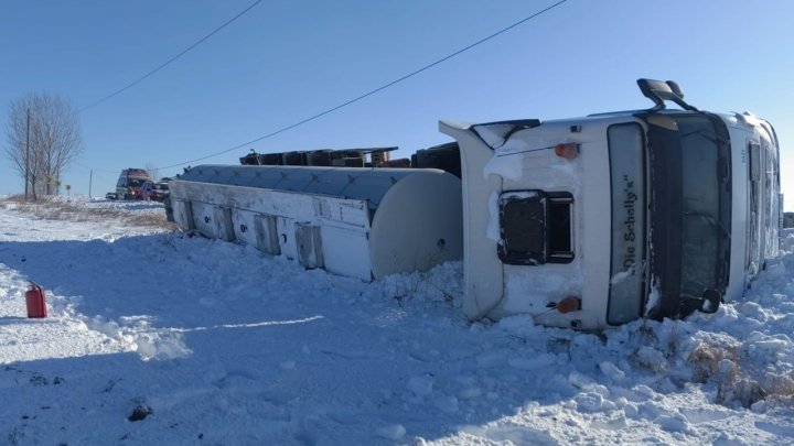 Un camion cu vin, înmatriculat în Moldova, s-a răsturnat în România. Care e starea şoferului (FOTO)