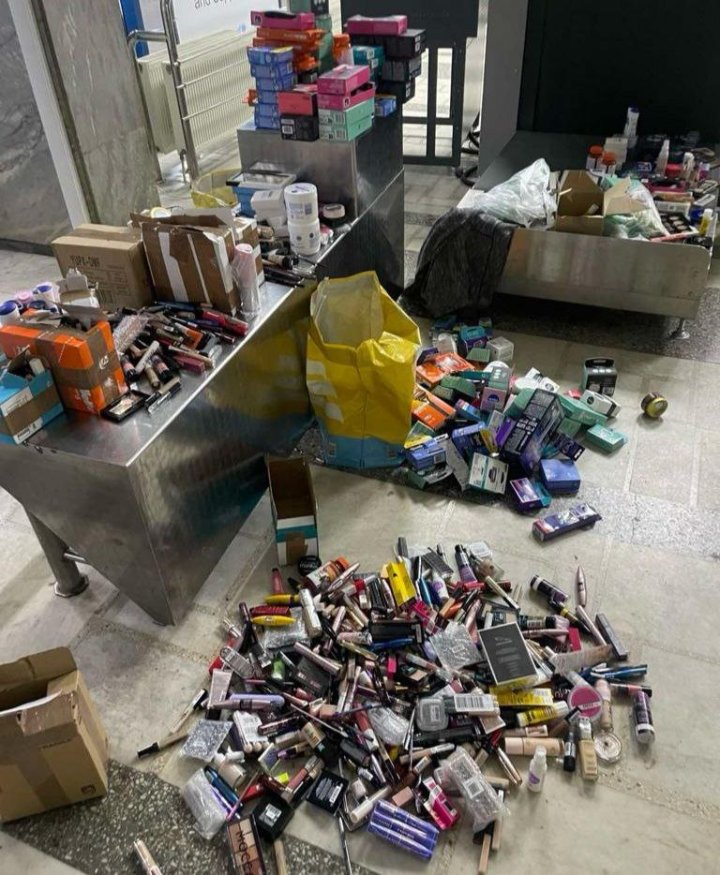 Produse cosmetice în cantităţi comerciale, nedeclarate organului vamal, GĂSITE în bagajul unui moldovean. Ce pedeapsă riscă (FOTO)