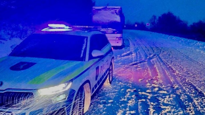 UPDATE: Un autocar cu 45 de pasageri la bord s-a defectat printre nămeți, în apropiere de Leușeni. Anunţul poliţiei