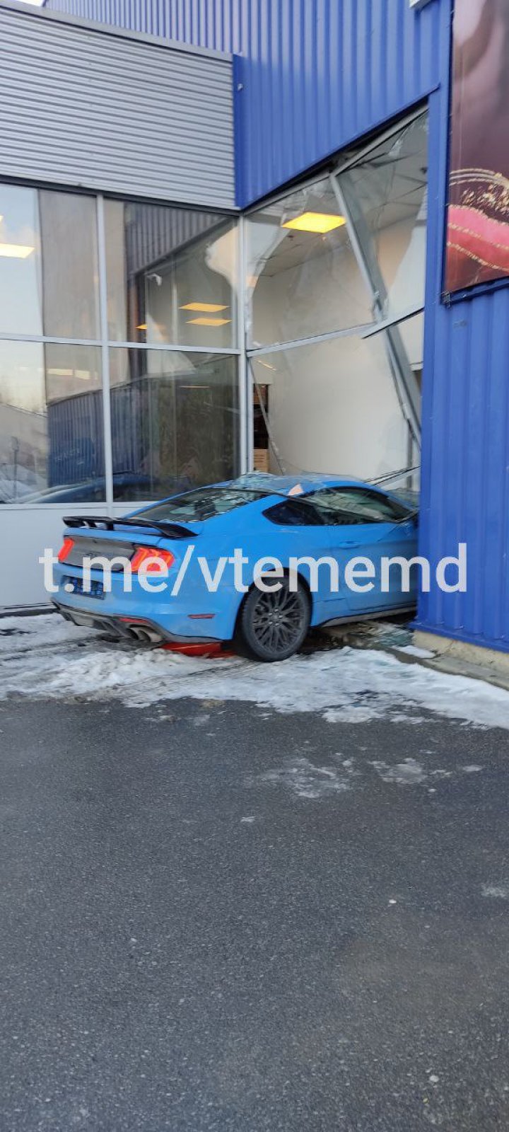 Ca în filmele de acţiune. A spart geamul şi a intrat cu maşina într-un supermarket din Capitală (FOTO/VIDEO)