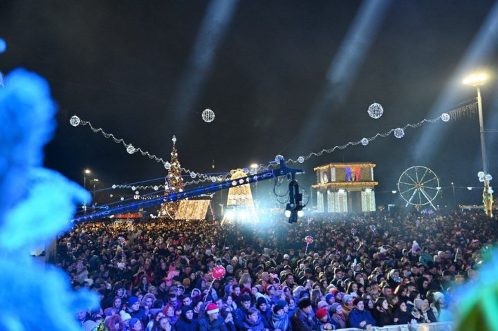 Concert spectaculos și focuri de artificii în inima Chișinăului. Sute de oameni au întâlnit noul an în Piața Mariii Adunări Naționale (VIDEO/FOTO)