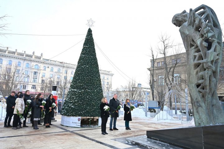 (FOTO) Omagiu Luceafărului poeziei româneşti. Conducerea Primăriei Municipiului Chișinău a depus flori la Monumentul lui Mihai Eminescu