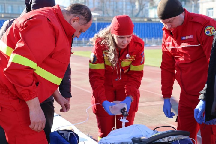 Un tânăr din raionul Drochia, TRANSPORTAT cu un elicopter SMURD la Chişinău. Ce s-a întâmplat (FOTO)