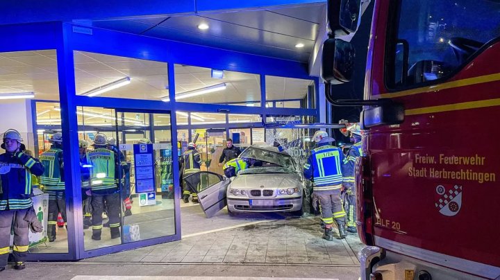 NO COMMENT. A confundat frâna cu accelerația și a intrat, în viteză, într-un supermarket. Şoferul, prins între fiarele maşinii. Sunt răniţi FOTO