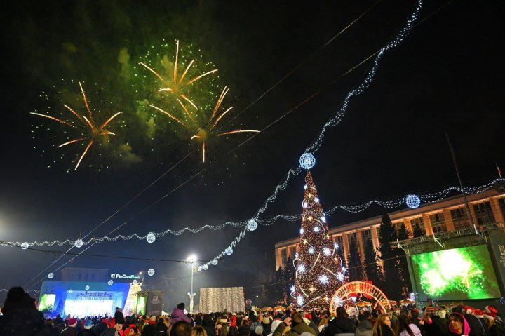 Concert spectaculos și focuri de artificii în inima Chișinăului. Sute de oameni au întâlnit noul an în Piața Mariii Adunări Naționale (VIDEO/FOTO)