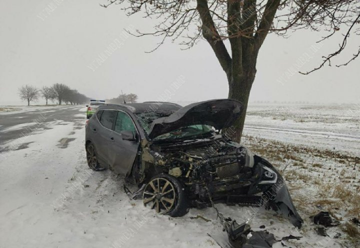 Accident GRAV pe un traseu din țară. Un automobil s-a izbit VIOLENT într-un copac (FOTO)