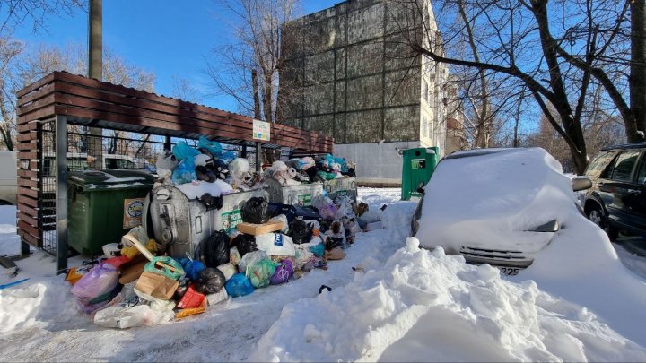 Șoferii sunt îndemnați să nu parcheze mașinile în fața platformelor de colectare a deșeurilor. Care este MOTIVUL (FOTO/VIDEO)