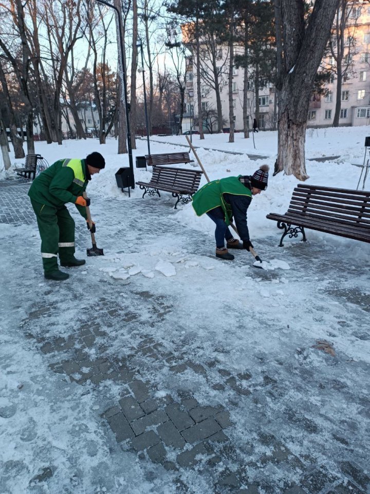 Serviciile municipale luptă cu poleiul pe străzile Capitalei. Anunțul făcut de Primăria Chișinău