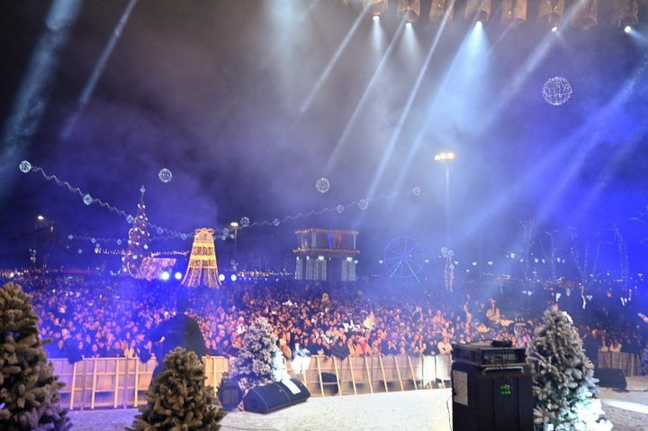 Concert spectaculos și focuri de artificii în inima Chișinăului. Sute de oameni au întâlnit noul an în Piața Mariii Adunări Naționale (VIDEO/FOTO)