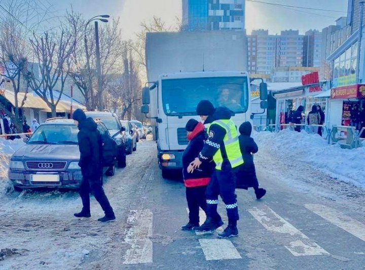 ATENŢIE! Drumurile ACOPERITE cu POLEI. Poliţia vine cu RECOMANDĂRI pentru pietoni şi şoferi (FOTO)