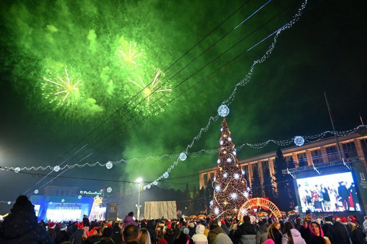 Concert spectaculos și focuri de artificii în inima Chișinăului. Sute de oameni au întâlnit noul an în Piața Mariii Adunări Naționale (VIDEO/FOTO)