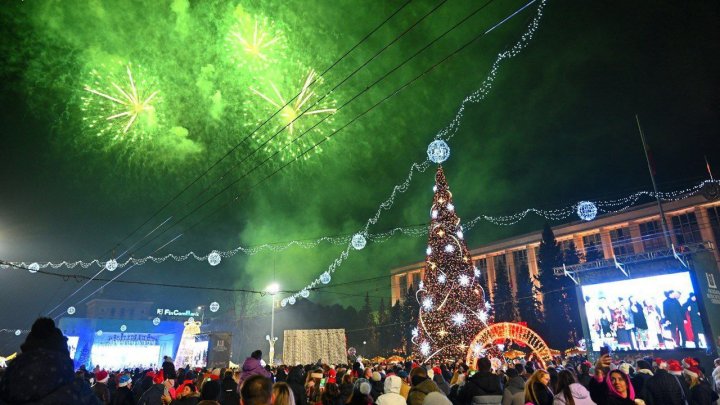 Concert spectaculos și focuri de artificii în inima Chișinăului. Sute de oameni au întâlnit noul an în Piața Mariii Adunări Naționale (VIDEO/FOTO)