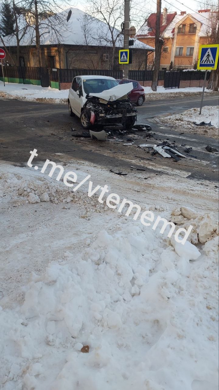 ACCIDENT în Capitală. O camionetă ce transporta marfă s-a lovit cu un automobil şi a distrus un gard FOTO