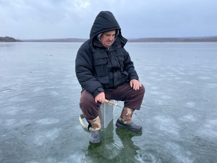 ATENŢIE, gheaţă subţire! RECOMANDĂRI pentru amatorii de pescuit la copcă (FOTO)