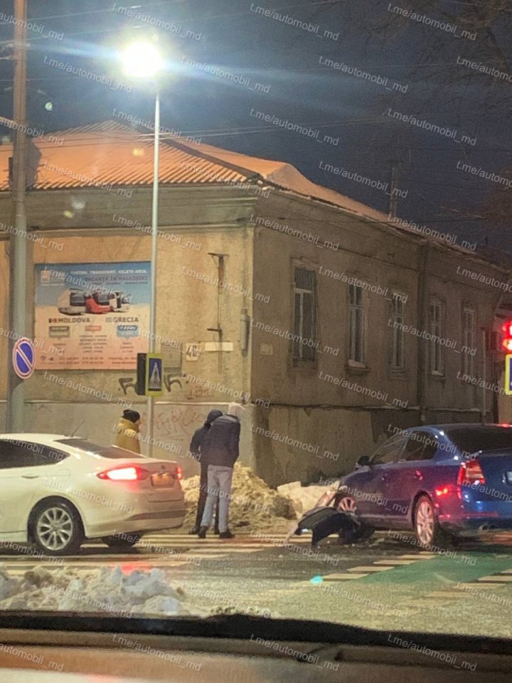 ACCIDENT în Capitală. Două automobile s-au lovit VIOLENT (FOTO)