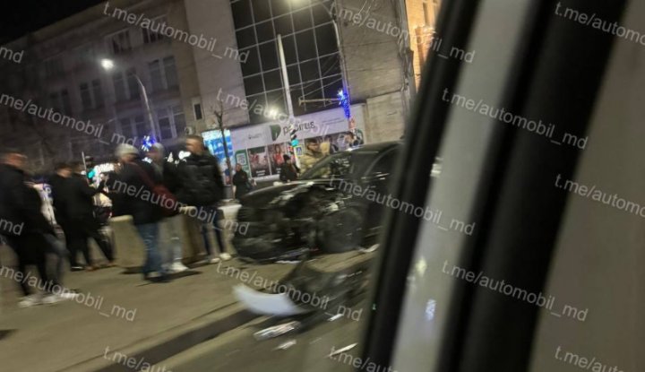 ACCIDENT în LANŢ în centrul Capitalei. Trei maşini s-au lovit violent FOTO