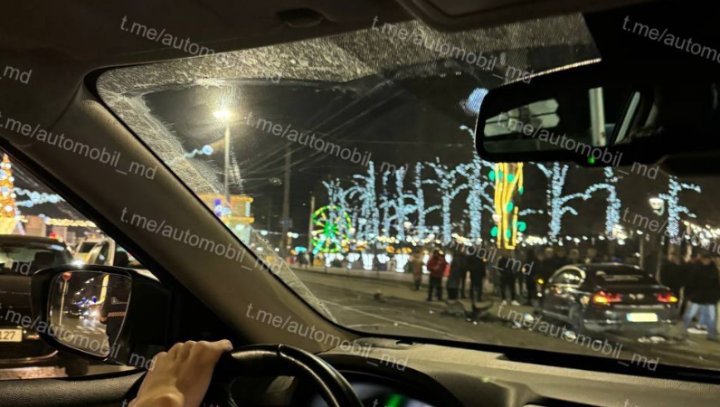 ACCIDENT în LANŢ în centrul Capitalei. Trei maşini s-au lovit violent FOTO