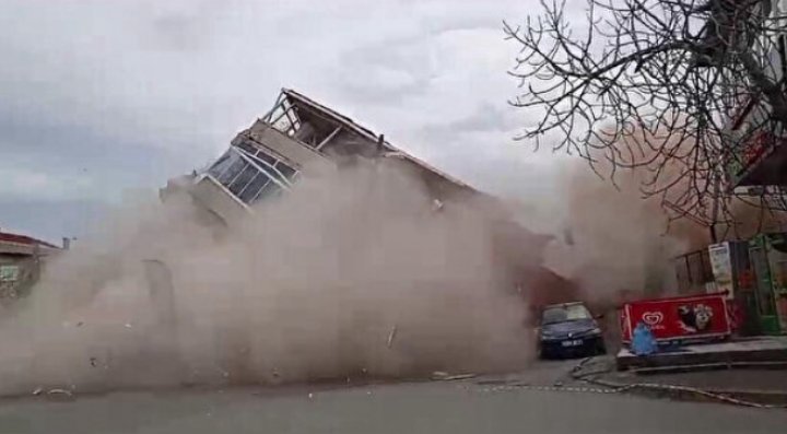 Groază şi panică! Un bloc de locuit s-a prăbușit în Istanbul (VIDEO)