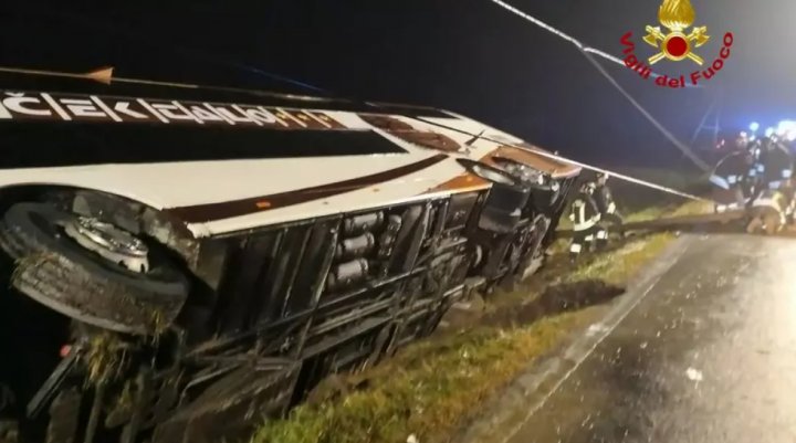 Un autocar cu 79 de turiști s-a răsturnat în noaptea de Anul Nou. Oamenii se întorceau de la Veneția, unde fuseseră să vadă focurile de artificii (FOTO)