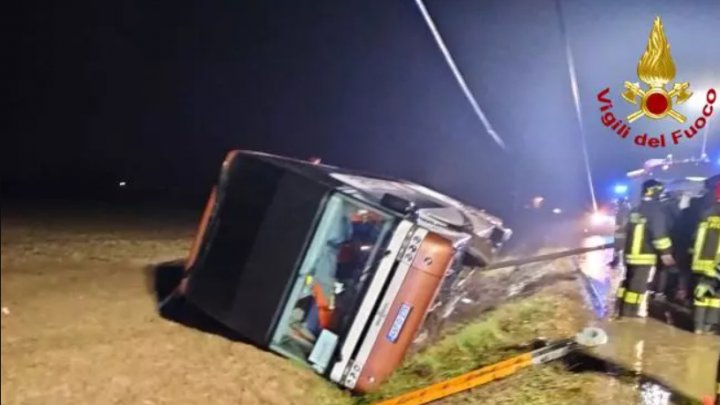 Un autocar cu 79 de turiști s-a răsturnat în noaptea de Anul Nou. Oamenii se întorceau de la Veneția, unde fuseseră să vadă focurile de artificii (FOTO)