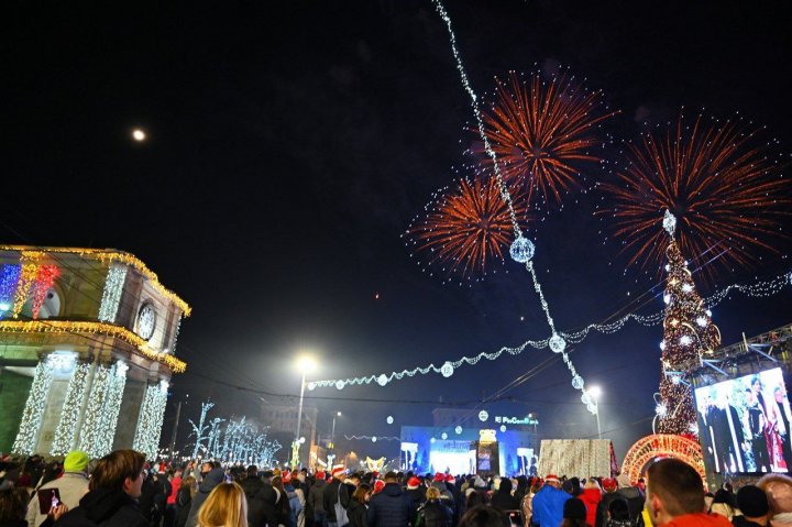 Concert spectaculos și focuri de artificii în inima Chișinăului. Sute de oameni au întâlnit noul an în Piața Mariii Adunări Naționale (VIDEO/FOTO)