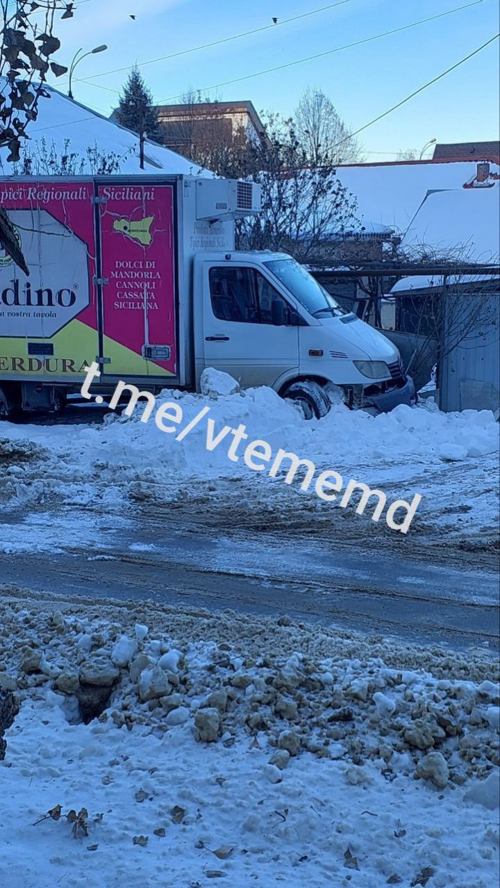 ACCIDENT în Capitală. O camionetă ce transporta marfă s-a lovit cu un automobil şi a distrus un gard FOTO