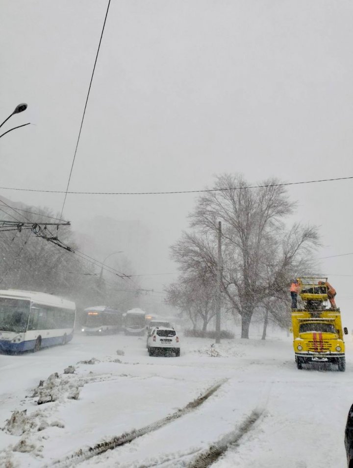 Vremea rea face ravagii! Circulația troleibuzelor din Capitală, AFECTATĂ (FOTO)