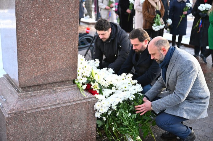 (FOTO) Omagiu Luceafărului poeziei româneşti. Conducerea Primăriei Municipiului Chișinău a depus flori la Monumentul lui Mihai Eminescu