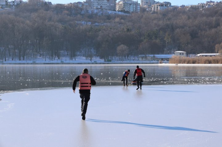 Reguli de SECURITATE pe apă în perioada rece a anului. Vezi ce SFATURI dau salvatorii pentru a PREVENI tragediile (FOTO)