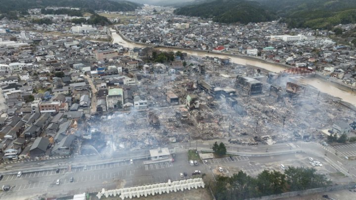 Zeci de morți după cele 100 de cutremure din Japonia, cursă contracronometru pentru căutări sub clădiri prăbușite (IMAGINILE DEZASTRULUI)